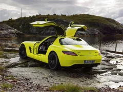 Laro Mercedes-Benz SLS E-Cell Puzzle online